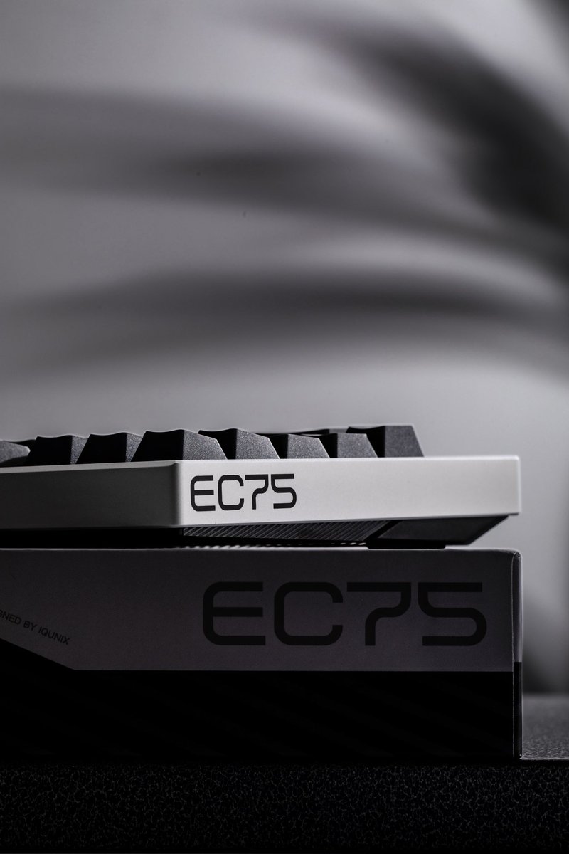 iQunix's tweet photo. Clean from every angle.
Ready for every move.
#IQUNIX #EC75 #gamingkeyboard #Halleffect #cleansetup https://t.co/g994YRZABe