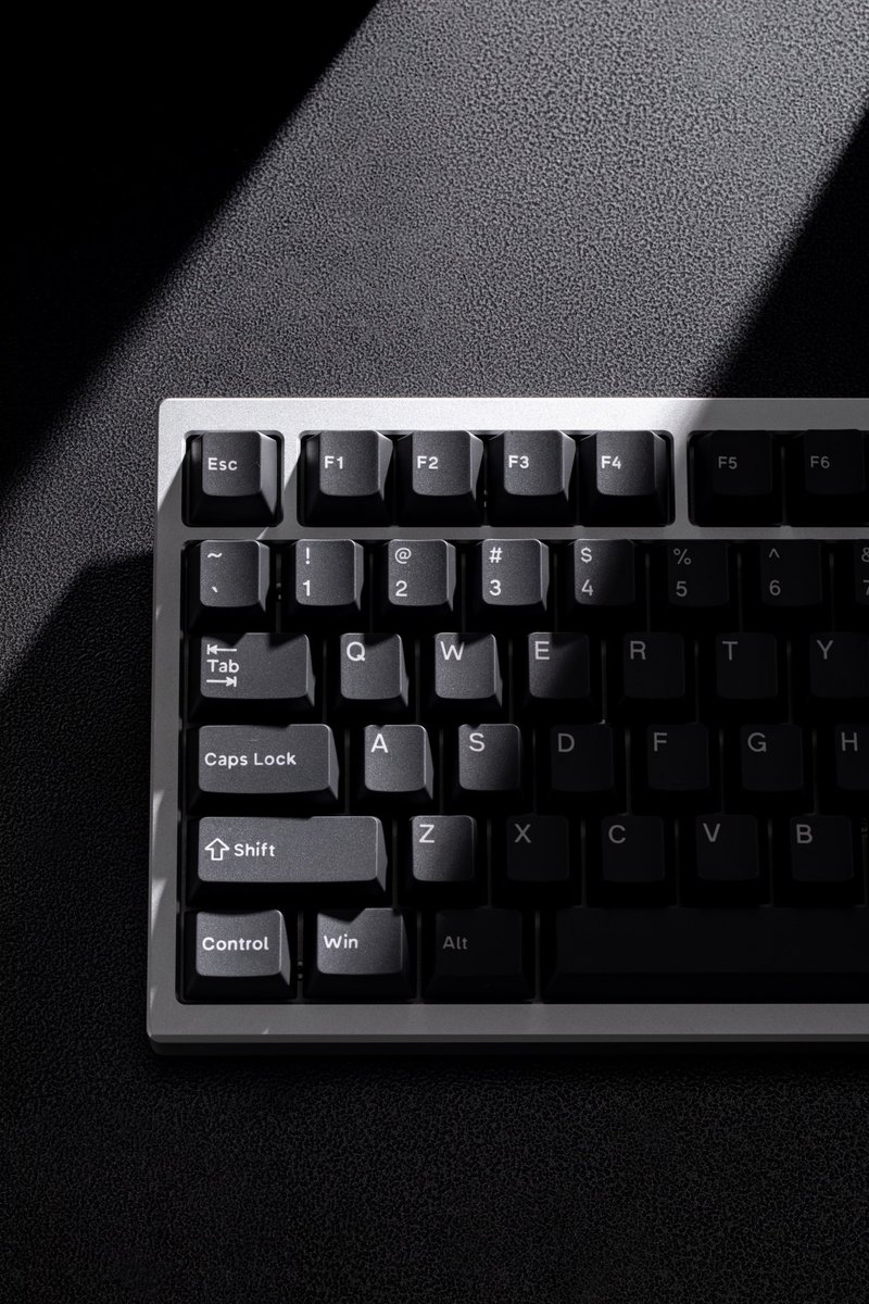 iQunix's tweet photo. Clean from every angle.
Ready for every move.
#IQUNIX #EC75 #gamingkeyboard #Halleffect #cleansetup https://t.co/g994YRZABe