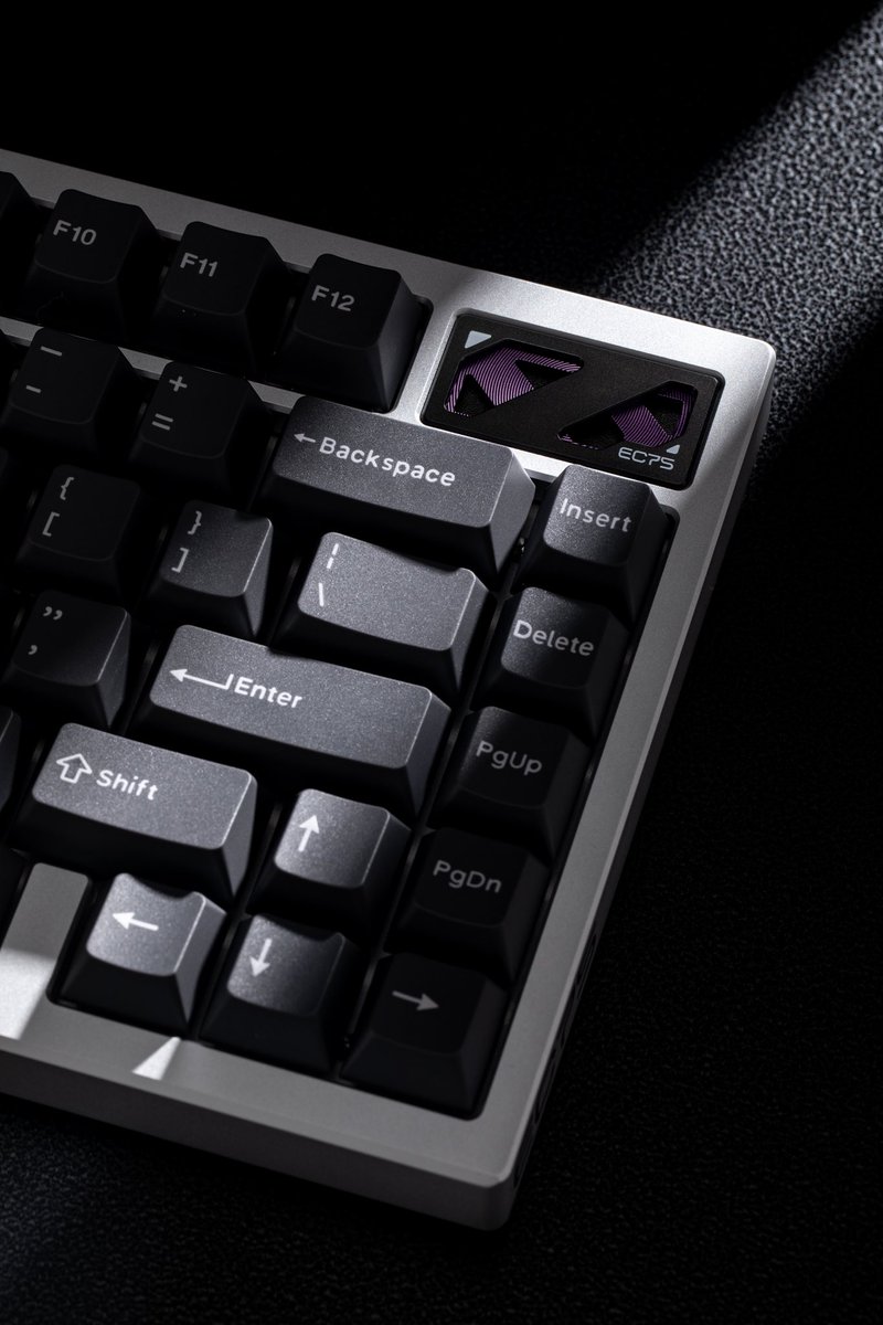 iQunix's tweet photo. Clean from every angle.
Ready for every move.
#IQUNIX #EC75 #gamingkeyboard #Halleffect #cleansetup https://t.co/g994YRZABe