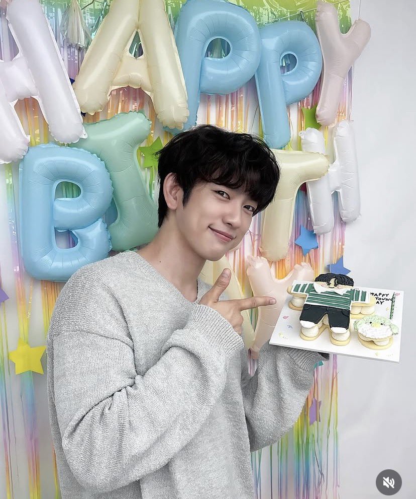 MeeMeeie's tweet photo. @JinyoungMee22 Happy Birthday นะ ขอให้วันนี้เต็มไปด้วยความสุขและปีนี้เต็มไปด้วยพรและสิ่งดีมากมาย
ขอให้วันพิเศษนี้นำพาสิ่งที่ใจต้องการมาหานะ ขอให้เป็นวันที่เต็มไปด้วยเรื่องน่ายินดีและมีความสุข สุขสันต์วันเกิดนะ

#CODE32ForJinyoung
#우리의에버러브진영32번째생일
   HAPPY BIRTHDAY JINYOUNG https://t.co/LqBIBJmcg1