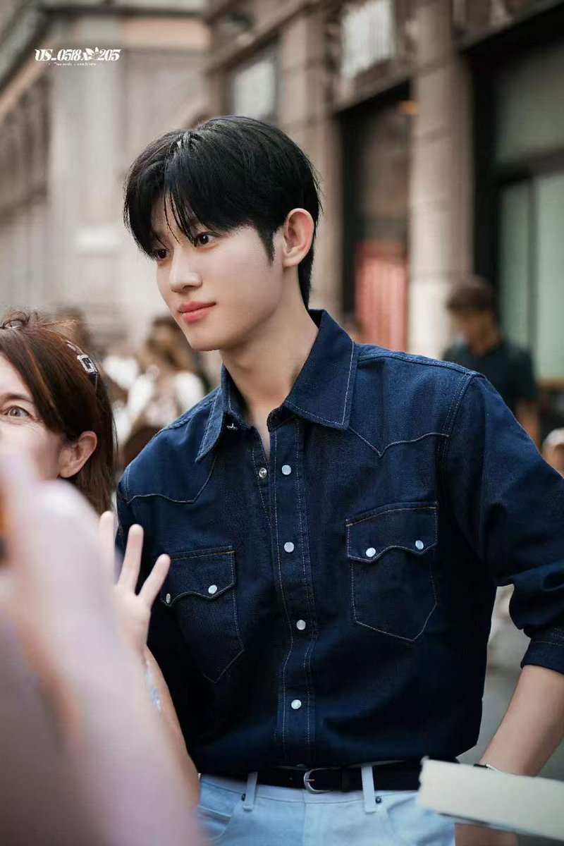 1008snowball's tweet photo. SIWOO in MILAN! HAVE FUN AND TAKE LOTS OF PRETTY PHOTOS!! 📸🐰

#SIWOO_IN_MILANO 
#PARKSIWOO https://t.co/ngirt3osQC