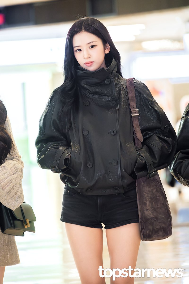 TSN_PHOTO's tweet photo. [HD포토] 아이브 안유진, ‘공항의 핫걸 스타쉽의 여왕’ (김포공항 출국) #아이브 #IVE #김포공항 #출국 #입국 #프리뷰 #안유진 https://t.co/Q7EGN30z55 <- Original Photo https://t.co/piz4rcrlNv