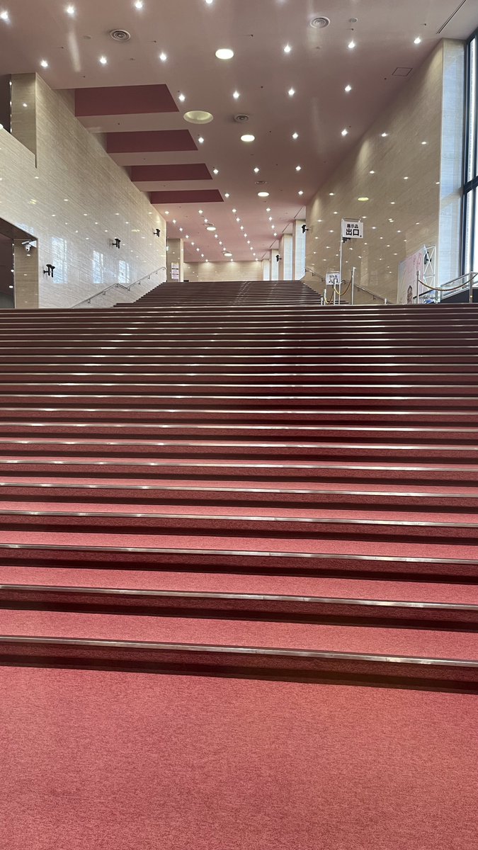 taskits2's tweet photo. 現着、もうこの階段見るだけで懐かし過ぎて泣きそうになる… #学マス標ツアー_岩手公演 https://t.co/vIcq3AJ6NS