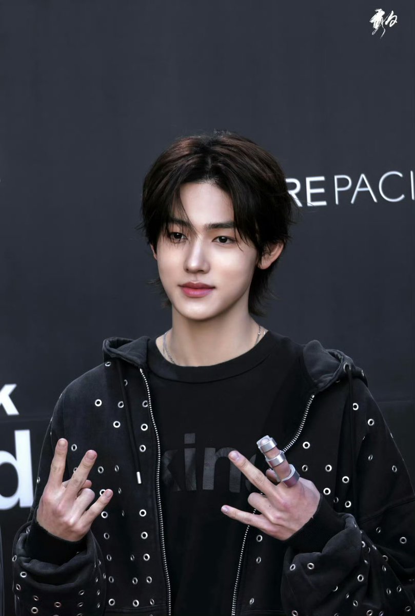 Seonghyeon013's tweet photo. Every subtle head tilt SEONGHYEON has brings curious EOMUSE, EOMPACT triggers fan interest and EOMSEAN delivers small unplanned charms for the watching public.djsj

MC EOM TAKES OVER

#SEONGHYEONonAir
#ソンヒョン大活躍
#SEONGHYEON #성현 https://t.co/hb1npbiZUo