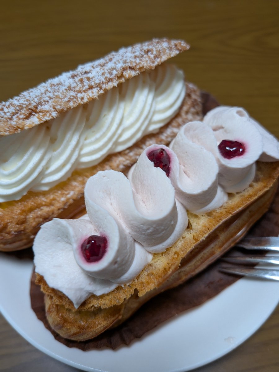 yanagidausagi's tweet photo. 誕生日なので美味しいの食べる！
エクレア！ https://t.co/yw0IaMK0gF