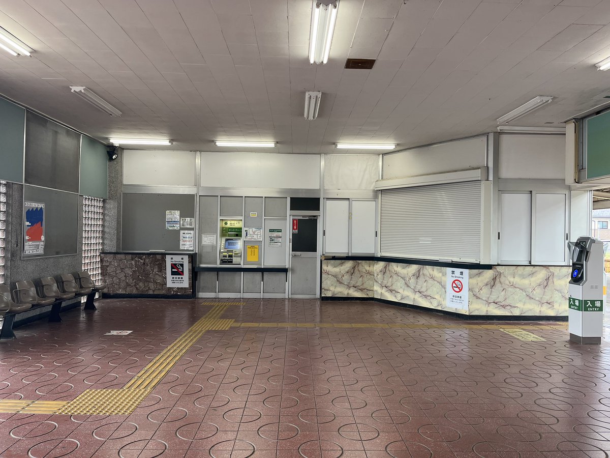 ori8636's tweet photo. 弥彦線 燕駅
新潟県燕市の中心駅で、市の名前を冠した駅でもありますが、みどりの窓口営業終了の翌日から無人化されてしまいました。
有人駅時代よりも更に待合室が広く感じるほど、寂しさが漂う駅になっていました。 https://t.co/JoCGw5oqNT