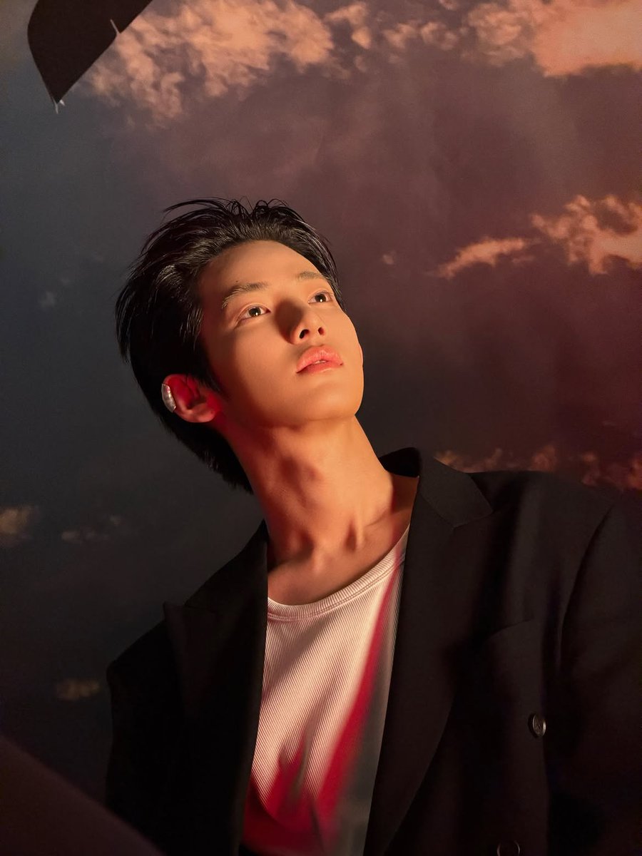 Oliva0801's tweet photo. Gorgeous, talented, and effortlessly elegant—holding my breath for his next look!
 
#SIWOO_IN_MILANO 

#PARKSIWOO https://t.co/wIi4WBmM8g