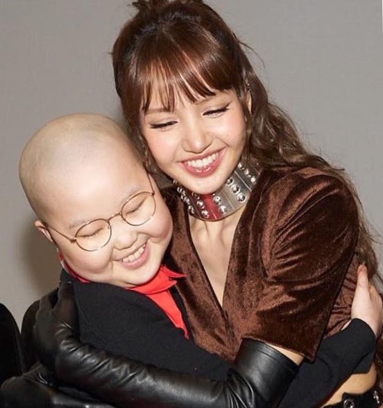 fileslm's tweet photo. mind you, nori was literally taking photos on the carpet herself and tobias wang, who is NOT lisa’s photographer, simply captured that moment for nori and her family. the fact that you disgusting people are twisting an innocent interaction at a premiere into some sinister photoshoot narrative, while dragging a sick child into your stan wars, is beyond vile. have some fucking sensitivity.