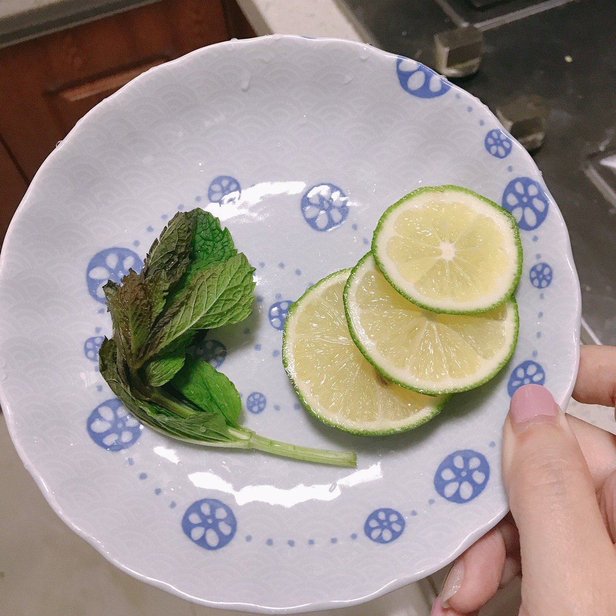 ArnitaWeitze's tweet photo. Quick pick-me-up alert! Muddle 3 mint leaves, 1 oz lime juice u0026 0.5 oz simple syrup. Top with iced water + a lime wedge. 5-minute refreshing drink for busy days! https://t.co/47wlOdEomF