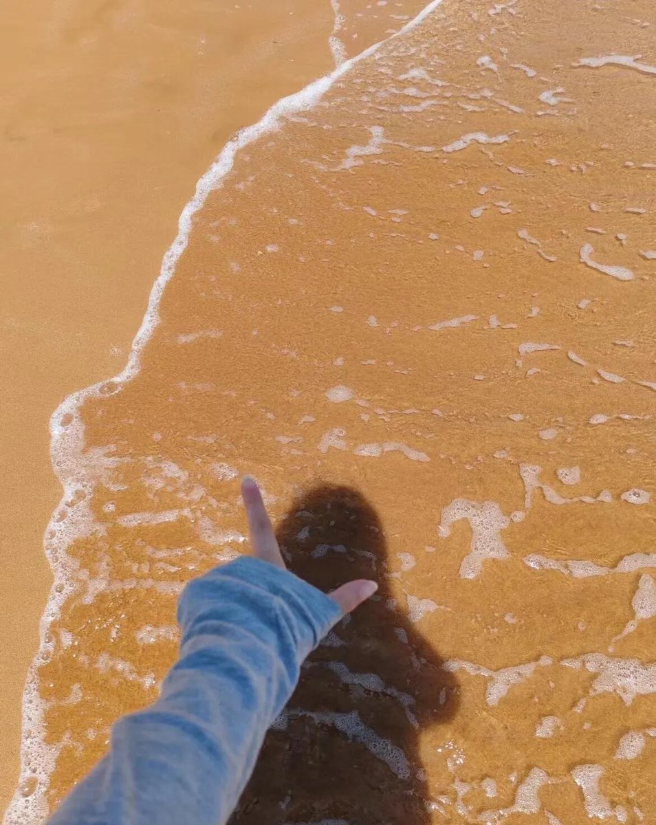 1QEmmaWatson's tweet photo. Catching the ocean breeze, letting the tide wash away the noise. Just present, peaceful, and free. 🌊 https://t.co/Kl4QPtOT5k