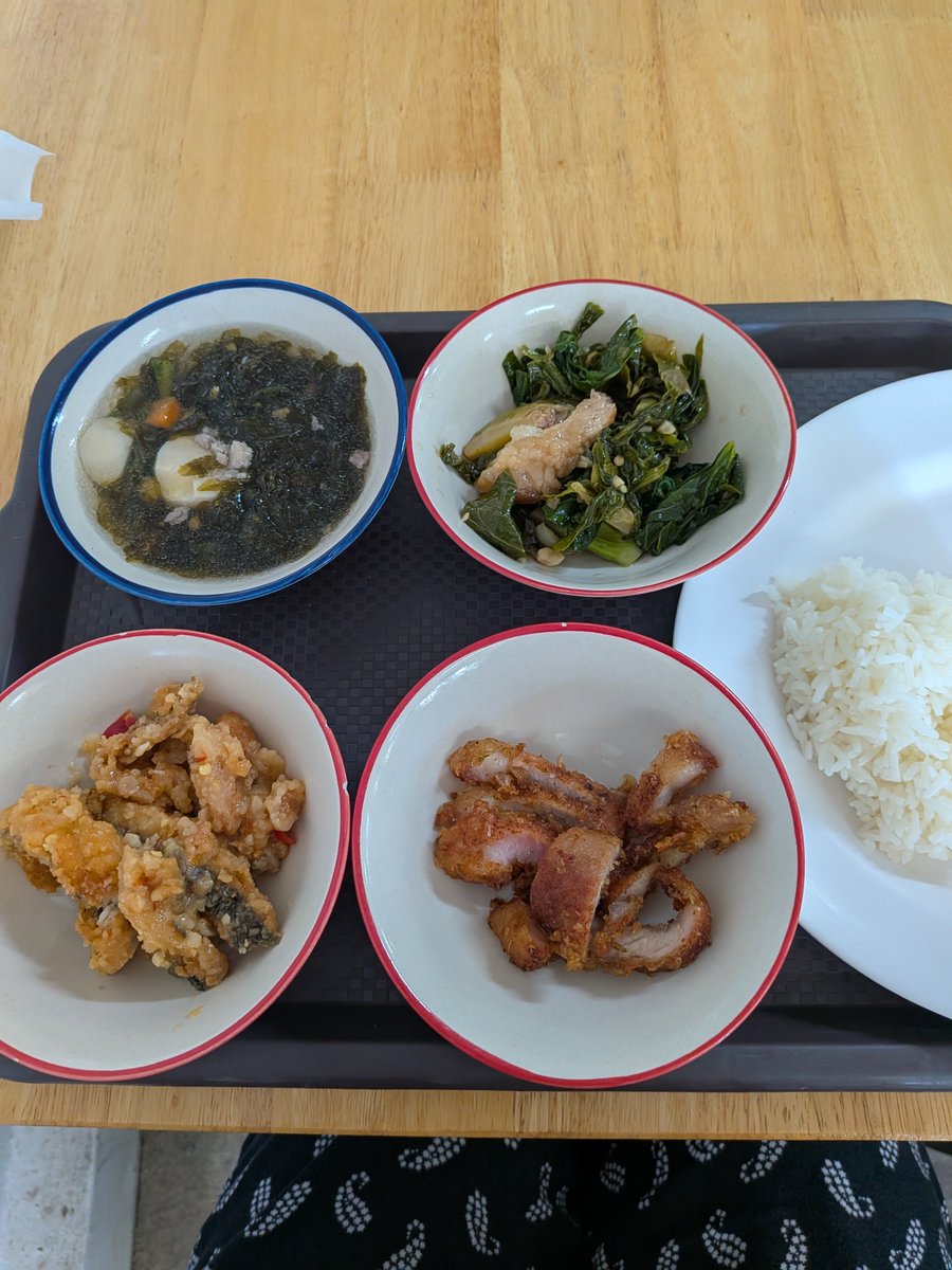 putchi2828's tweet photo. おかず4つ好きなの選んで50バーツの昼ご飯。
豚肉唐揚げ
魚の甘酢かけ
青菜のにんにく炒め
豆腐と海苔のスープ
薬味はお好きに。
#ChocoProEats https://t.co/o0GKZmewhu
