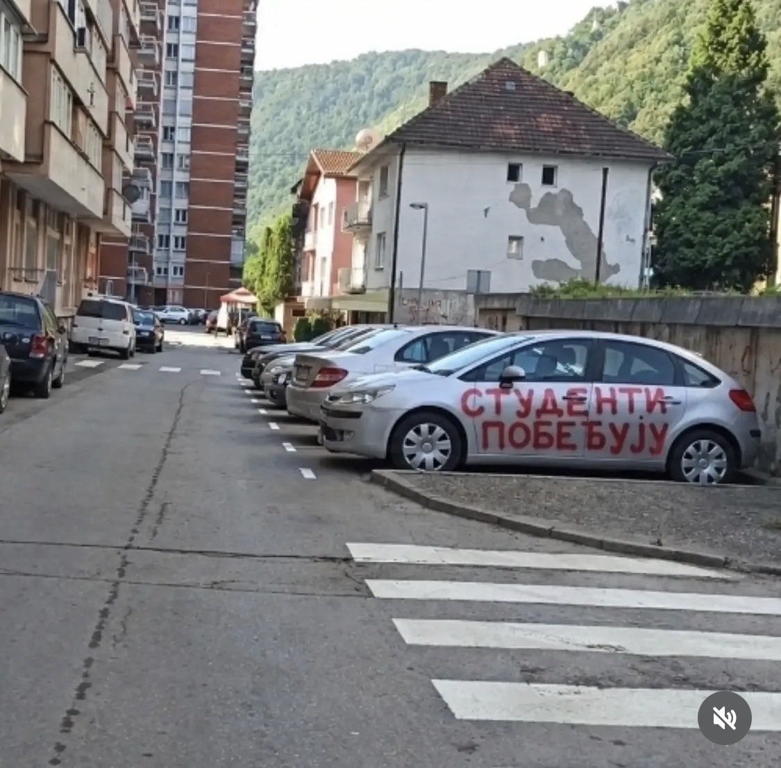 CicoStoSi_ljuta's tweet photo. Ovo je auto čoveka koji se nije stideo javno da kaže da je ĆACI.
Ovo je delo onih koji ne prihvataju da je neko ponosni ĆACI.
Nije hrabrost biti vandal! Biti vandal je kukavičluk! 
Pazite koga birate 25.10. https://t.co/ILDqY2sLSD