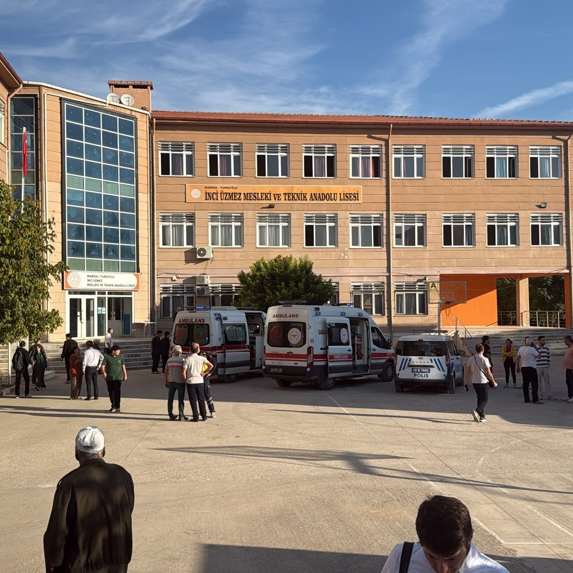 darkwebhaber's tweet photo. Manisa Valiliği: Saat 07.59 sıralarında, Turgutlu ilçemiz İnci Üzmez Mesleki ve Teknik Anadolu Lisesine yakın bir alanda silahla ateş edildiği yönünde ihbar alınmıştır.

İhbar üzerine bölgeye çok sayıda emniyet ve sağlık ekibi sevk edilmiştir.

Olayla ilgili ilk belirlemelere göre 8 kişinin etkilendiği öğrenilmiştir. 

Yaralıların, en yakın sağlık kuruluşuna sevki sağlanmıştır. 

Olayın ardından silahla ateş ettiği değerlendirilen şüpheli şahıs, güvenlik güçlerimiz tarafından yakalanarak gözaltına alınmıştır. 

Olayla ilgili adli ve idari soruşturma başlatılmış olup, gelişmeler kamuoyuyla ayrıca paylaşılacaktır.