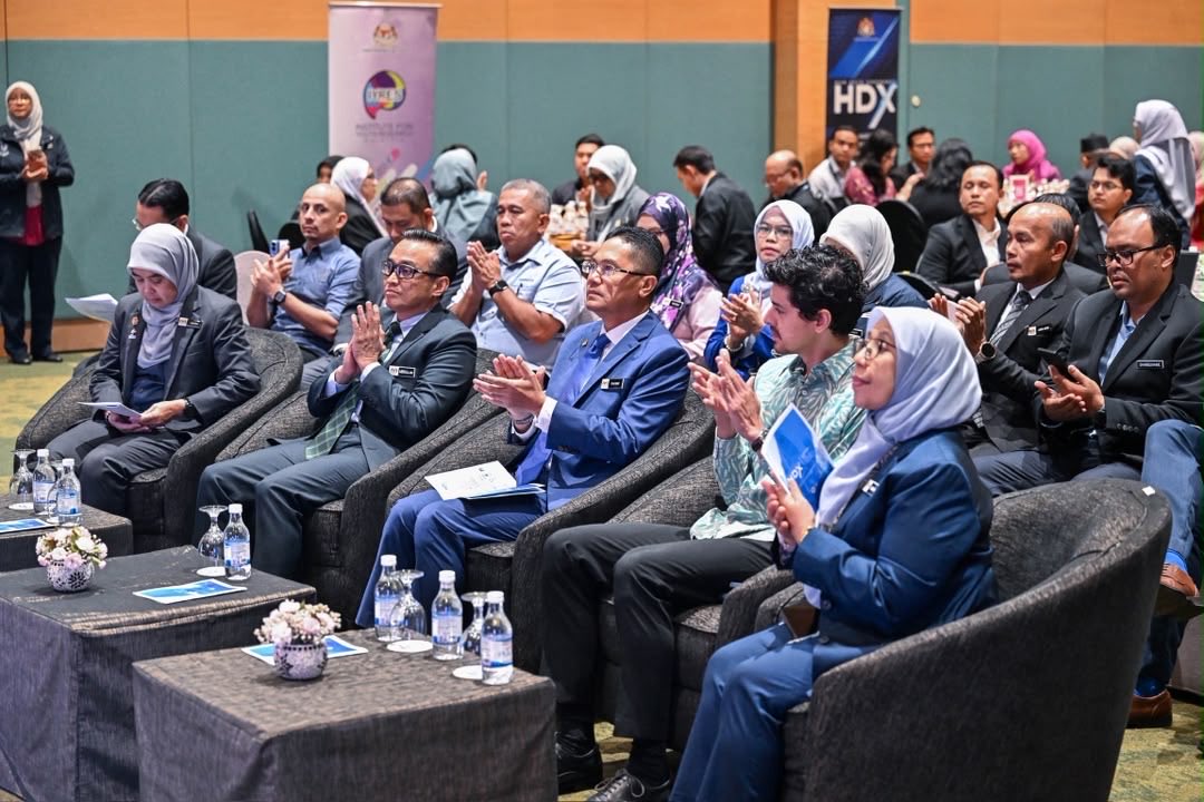 KBSMalaysia's tweet photo. HDX 2026 PERKUKUH EKOSISTEM DATA BELIA DAN SUKAN 📊 

Ketua Setiausaha KBS, YBhg. Dato’ Rahimi bin Ismail menyempurnakan Program Penyebarluasan Hasil Penyelidikan dan Hub Data (Hub Data Exchange – HDX) 2026 anjuran IYRES di Pusat Konvensyen Antarabangsa Putrajaya (PICC). https://t.co/pLOaNRCbSi