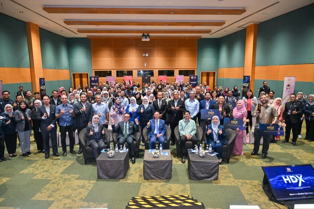KBSMalaysia's tweet photo. HDX 2026 PERKUKUH EKOSISTEM DATA BELIA DAN SUKAN 📊 

Ketua Setiausaha KBS, YBhg. Dato’ Rahimi bin Ismail menyempurnakan Program Penyebarluasan Hasil Penyelidikan dan Hub Data (Hub Data Exchange – HDX) 2026 anjuran IYRES di Pusat Konvensyen Antarabangsa Putrajaya (PICC). https://t.co/pLOaNRCbSi