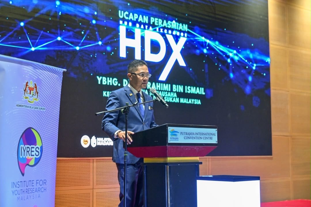 KBSMalaysia's tweet photo. HDX 2026 PERKUKUH EKOSISTEM DATA BELIA DAN SUKAN 📊 

Ketua Setiausaha KBS, YBhg. Dato’ Rahimi bin Ismail menyempurnakan Program Penyebarluasan Hasil Penyelidikan dan Hub Data (Hub Data Exchange – HDX) 2026 anjuran IYRES di Pusat Konvensyen Antarabangsa Putrajaya (PICC). https://t.co/pLOaNRCbSi