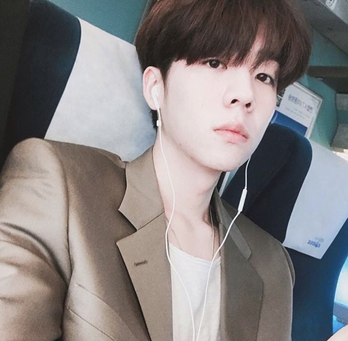 wesunflowerus's tweet photo. 코레일 유선이어폰 아날로그파리필터 무표정
신칸센 해바라기에어팟 기본카메라 바보표정

이 변화가 ㄴㅁ 웃겨서 포하항 웃어버림 둘다좋으셔 https://t.co/ML1p094eTR