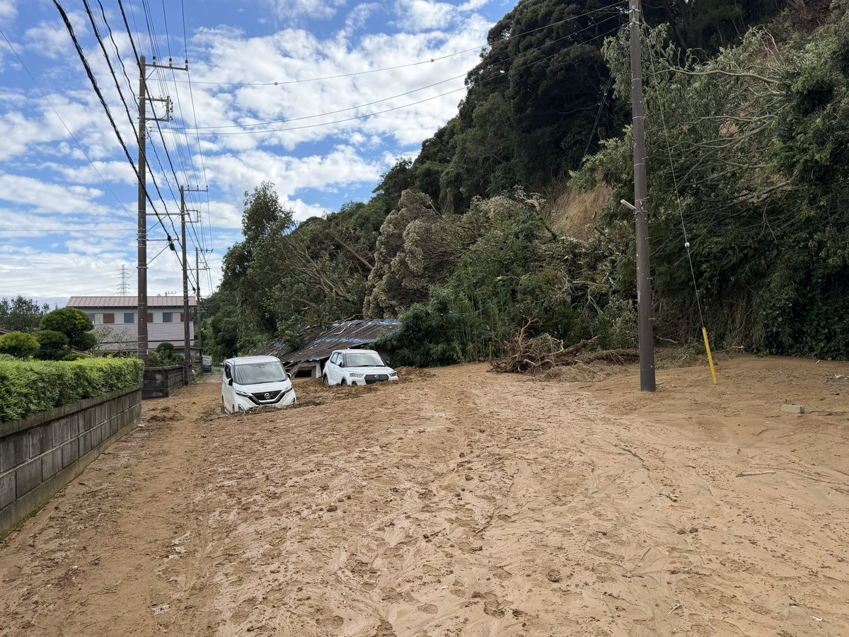 koikemasaaki's tweet photo. 【銚子市諸持町の土砂崩れ】
幸い人的被害はありませんでしたが、道路を大量の土砂が埋め尽くしています。
住民の方々の日常の生活を取り戻すためにも、早期復旧を要請して参ります。
しばらく通行止めとなりますので、ご理解ご協力をお願いいたします。 https://t.co/DpiLnkI3dg