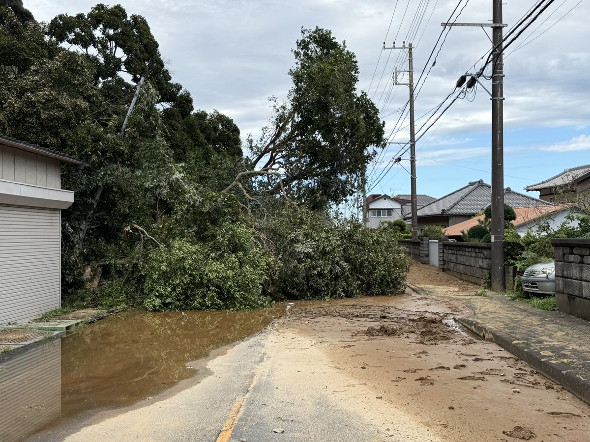 koikemasaaki's tweet photo. 【銚子市諸持町の土砂崩れ】
幸い人的被害はありませんでしたが、道路を大量の土砂が埋め尽くしています。
住民の方々の日常の生活を取り戻すためにも、早期復旧を要請して参ります。
しばらく通行止めとなりますので、ご理解ご協力をお願いいたします。 https://t.co/DpiLnkI3dg