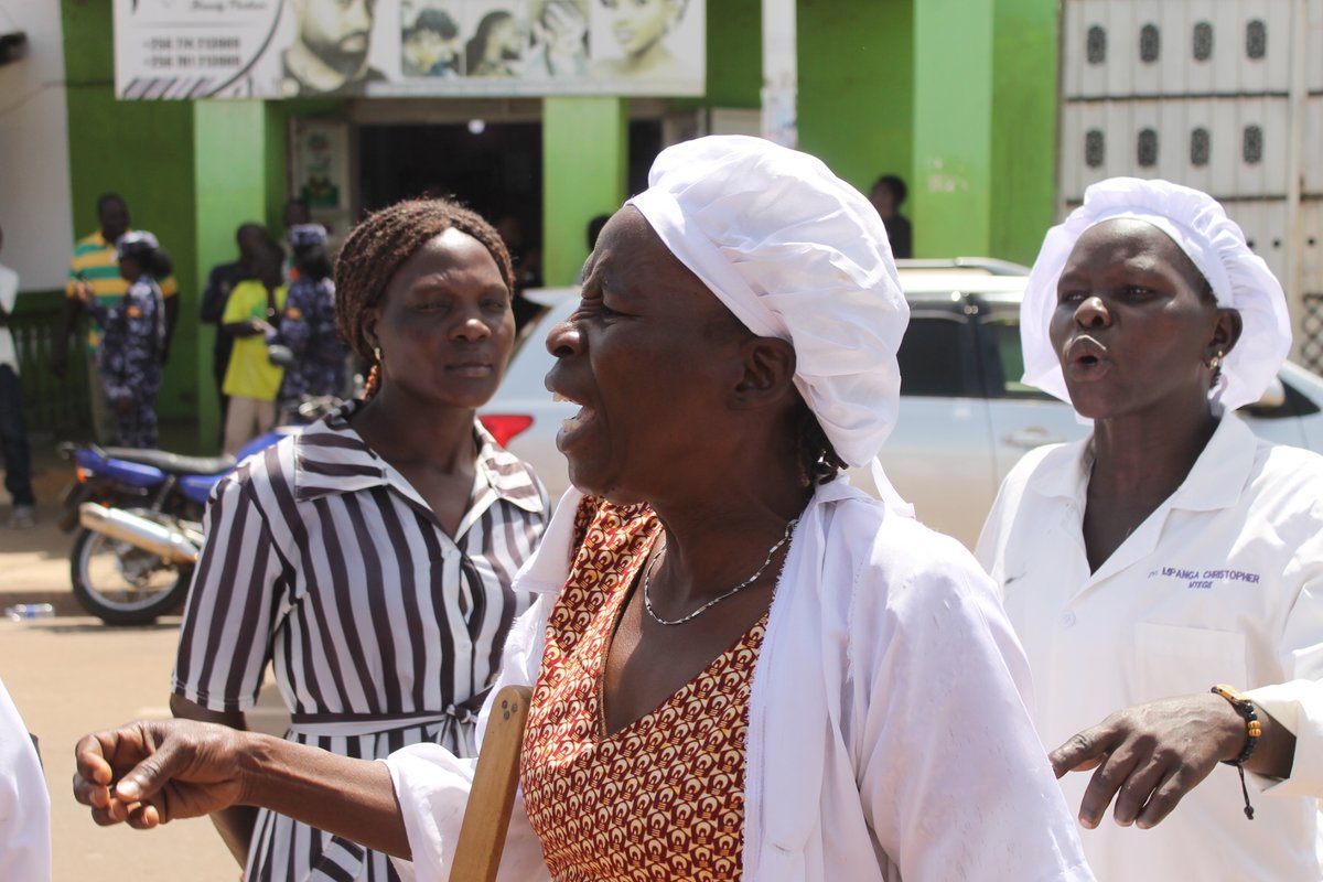 GERALDREMMY2017's tweet photo. I Had the chance to be in the epicenter of yesterday's @YaleloUganda protest in Gulu, photographing the pains of these mothers and I feel their pains. I dont care what you say, but we must Stand up for the hands that feed Gulu.๐๐ #NorthernUganda #UgandaNews https://t.co/AGptpp4Rse