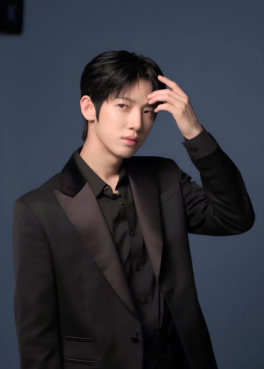 Oliva0801's tweet photo. The ultimate visual king, keep shining bright out there in Milan!

#SIWOO_IN_MILANO
#PARKSIWOO https://t.co/l5ghVxgVOW