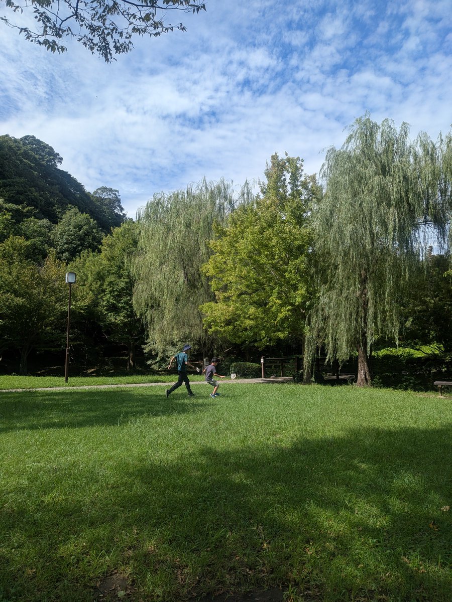 usawa4452's tweet photo. この連休中にどうしても公園に行きたくて🤣
子ども達が虫採りしてるのを見てる時がなぜだか一番幸せを感じるんだよね〜🦗
暑かったけど行けて良かった！

泣いても笑っても来年は中学生だから、あと何回一緒に行けるかな🥹

帰ってきて今から自習室へ💨
花丸の休日🙌 https://t.co/iXdUAZhnDR