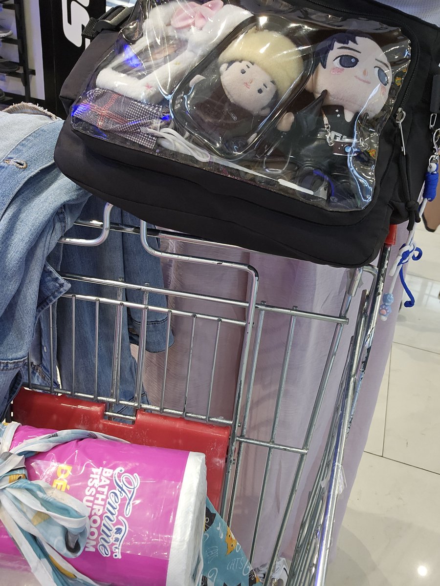 buin_jungshin's tweet photo. Eksena nung nagbabayad na ako ng pinamili:
Cashier 1: "Hala ang cute!" *staring fondly at MiniShin and Baby MiniShin*
Cashier 2 *nakichika*: "Ay ang cute nga, rockstar sya o" *looking at MiniShin*
Me: "Asawa ko po 'yan. Hindi nga lang nya alam."
๐๐๐
#MiniShin #์ด์ ์ https://t.co/BZ7W4bBk9R