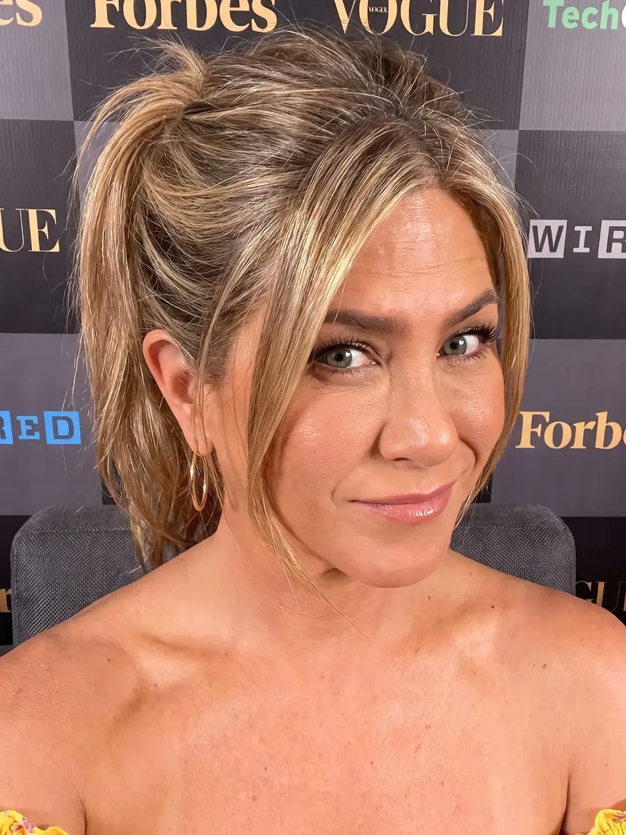 JenniferAnv's tweet photo. Just a little reminder that we’re in this together — the good days, the slow days, all of it. I’m grateful for us.❤️‍🩹🤗🥰 #jenniferaniston https://t.co/y7HAQJDmKB