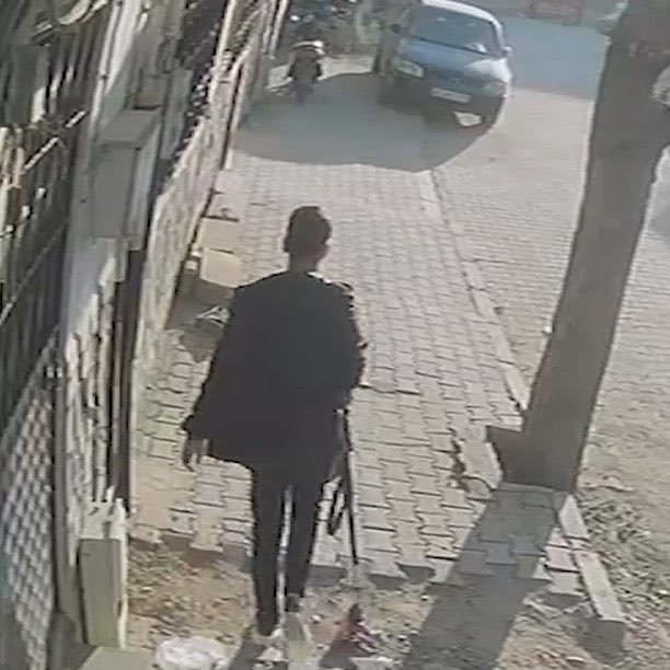 pusholder's tweet photo. Manisa’da okul önünde silahlı saldırı düzenleyen şahıs gözaltına alındı. https://t.co/RR1AxEM0ab