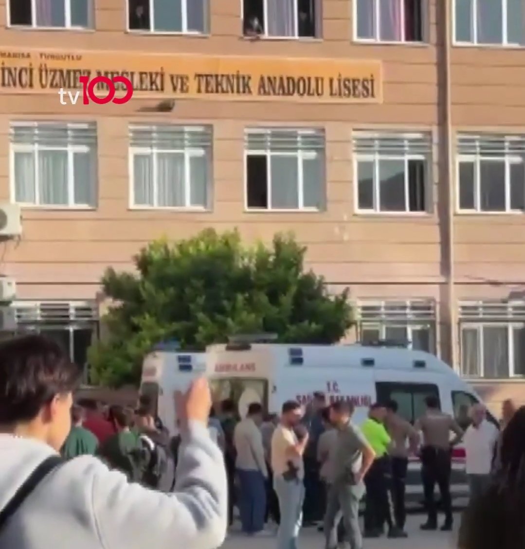 YS_Turkoglu's tweet photo. HANİ GEREKLİ ÖNLEMLER ALINMIŞTI? YİNE OKUL, YİNE SİLAHLI SALDIRI. GEÇMİŞ OLSUN TURGUTLU…

📍Manisa Turgutlu’da İnci Üzmez Mesleki ve Teknik Anadolu Lisesi’nde meydana gelen silahlı saldırıda 2’si ağır 8 öğrencimizin yaralandığını büyük bir üzüntüyle öğrendik. 

📍Yaralı öğrencilerimize acil şifalar diliyor, ailelerine geçmiş olsun dileklerimizi iletiyoruz. Bakan Yusuf Tekin’e soruyorum: Hani okullarımızda güvenlik önlemleri alınmıştı?

📍Bir öğrenci, koskoca bir av tüfeğiyle okulun içine girebiliyor ve silahı göstere göstere dolaşabiliyorsa, okullarımızdaki güvenlik meselesi hâlâ ciddi bir sorun demektir.

📍Okullar çocuklarımızın eğitim yuvasıdır; şiddetin, korkunun ve silahın gireceği yerler değildir. Okullarımızda güvenlik tedbirlerinin kâğıt üzerinde kalmaması, etkin ve sürekli hale getirilmesi şarttır.

@tcmeb @Yusuf__Tekin @EmniyetGM @tcbestepe @RTErdogan @HurEgitimSen @EgitimBirSen @egitimsen @egitimajansi @egitimis @egitimgucusen @maarifsen @turanegitimsen @EksenEgitimSen @egitimilkesen @eysensendikasi