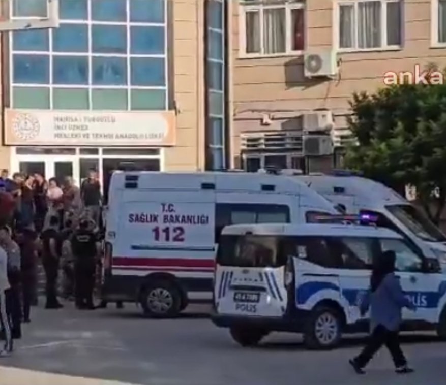 YS_Turkoglu's tweet photo. HANİ GEREKLİ ÖNLEMLER ALINMIŞTI? YİNE OKUL, YİNE SİLAHLI SALDIRI. GEÇMİŞ OLSUN TURGUTLU…

📍Manisa Turgutlu’da İnci Üzmez Mesleki ve Teknik Anadolu Lisesi’nde meydana gelen silahlı saldırıda 2’si ağır 8 öğrencimizin yaralandığını büyük bir üzüntüyle öğrendik. 

📍Yaralı öğrencilerimize acil şifalar diliyor, ailelerine geçmiş olsun dileklerimizi iletiyoruz. Bakan Yusuf Tekin’e soruyorum: Hani okullarımızda güvenlik önlemleri alınmıştı?

📍Bir öğrenci, koskoca bir av tüfeğiyle okulun içine girebiliyor ve silahı göstere göstere dolaşabiliyorsa, okullarımızdaki güvenlik meselesi hâlâ ciddi bir sorun demektir.

📍Okullar çocuklarımızın eğitim yuvasıdır; şiddetin, korkunun ve silahın gireceği yerler değildir. Okullarımızda güvenlik tedbirlerinin kâğıt üzerinde kalmaması, etkin ve sürekli hale getirilmesi şarttır.

@tcmeb @Yusuf__Tekin @EmniyetGM @tcbestepe @RTErdogan @HurEgitimSen @EgitimBirSen @egitimsen @egitimajansi @egitimis @egitimgucusen @maarifsen @turanegitimsen @EksenEgitimSen @egitimilkesen @eysensendikasi