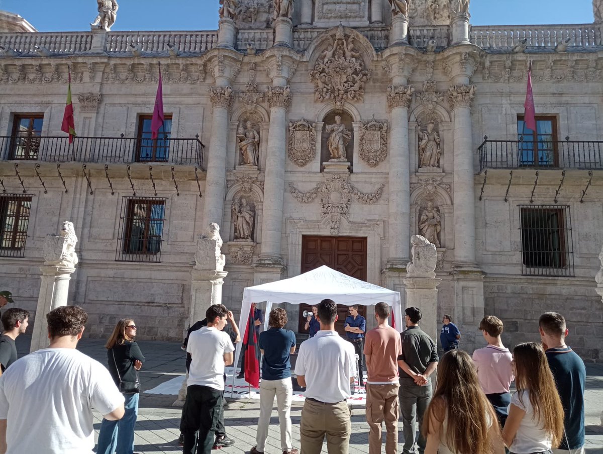 fe_valladolid's tweet photo. Los estudiantes universitarios de #Valladolid van a tener un sindicato fuerte y que luche por sus intereses. El #SEU es el sindicato de los jóvenes patriotas y rebeldes. 

Mientras tanto, los sindicatos de "estudiantes" de izquierda lloriqueando por las esquinas. https://t.co/tJRyOxAwRl