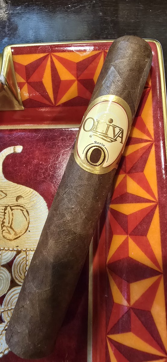 tobaccotaro's tweet photo. OLIVA Serie O Robusto

初めてではない……はず。
さっぱりした木質、ビターチョコ。後味に少し苦味。 https://t.co/SebYipCkJa