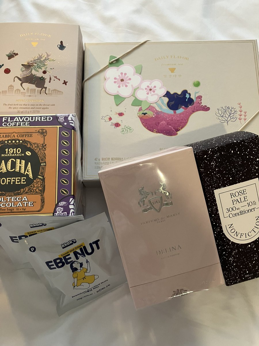 mmm_rin391's tweet photo. では現地のマダムが爆買いしてた😂チョコレートの香りがするコーヒーにしました(香りがめちゃ良かった)。Xで美味しいと見かけたEbe Nutも(プラザでも買えるっぽい)。お茶のお土産はいつもオスロックなので初サンゲ名茶。パッケージが色々あって可愛いです🩷しかし買い物って疲れる…😵 https://t.co/pM4ScTgb4B