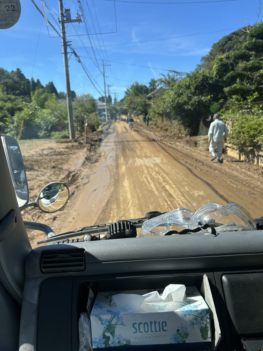 nekonyan893's tweet photo. 家がある団地からすぐ真下の集落大変なことになっちまってる

ずっと停電してたからさっき下水処理施設の発電機動かしに行ってきてたんだけどガソリン買いに行こうとしてこれ

なんか手伝えればいいんだけど、、、 https://t.co/tnGFBTrvL2