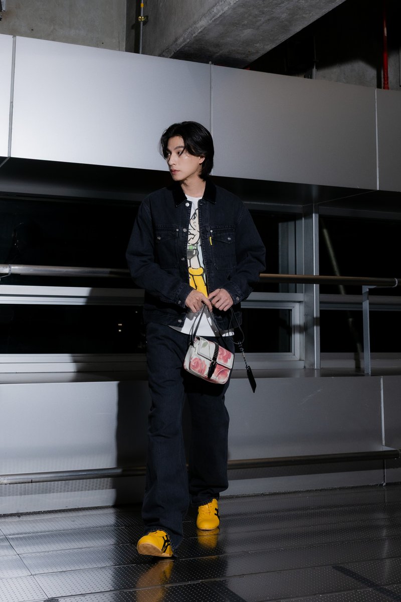 mintmag_th's tweet photo. คนหล่อคนเท่! ส่องแอร์พอร์ตลุคสุดฮอตของหนุ่ม #กลัฟคณาวุฒิ แบรนด์แอมบาสเดอร์ Onitsuka Tiger Thailand เตรียมตัวออกเดินทางไปยังมิลาน เพื่อร่วมชมแฟชั่นโชว์คอลเล็กชั่นใหม่ Spring Summer 2027 ที่จะจัดในวันที่ 24 กันยายน 2026 เวลา 01:00 น. ตามเวลาประเทศไทย 💚

#GulfKanawut
#OnitsukaTigerSS27
#MintNews