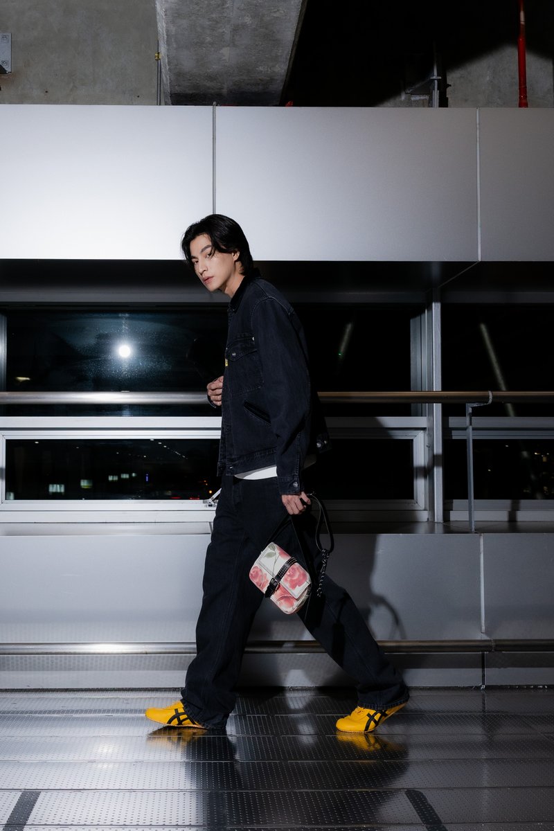 mintmag_th's tweet photo. คนหล่อคนเท่! ส่องแอร์พอร์ตลุคสุดฮอตของหนุ่ม #กลัฟคณาวุฒิ แบรนด์แอมบาสเดอร์ Onitsuka Tiger Thailand เตรียมตัวออกเดินทางไปยังมิลาน เพื่อร่วมชมแฟชั่นโชว์คอลเล็กชั่นใหม่ Spring Summer 2027 ที่จะจัดในวันที่ 24 กันยายน 2026 เวลา 01:00 น. ตามเวลาประเทศไทย 💚

#GulfKanawut
#OnitsukaTigerSS27
#MintNews