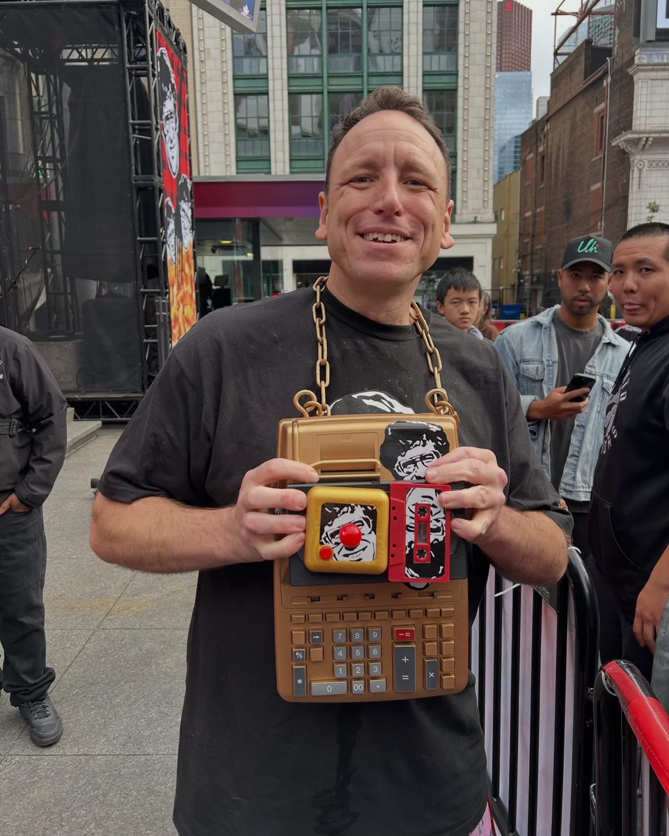GordonS13863970's tweet photo. @benmaller #whoami
Joey ‘Jaws’ Chestnut. Poutine champ again! #poutine #21lbs https://t.co/F4ObKNMqHj