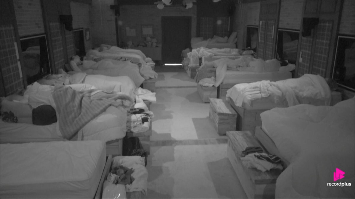 mudias_'s tweet photo. POR HOJE É SÓ! Murilo já se deitou para dormir. Boa noite, time! Até amanhã! 🐈‍⬛🖤 #TeamMu #AFazenda18 https://t.co/QpLGeyVsDz