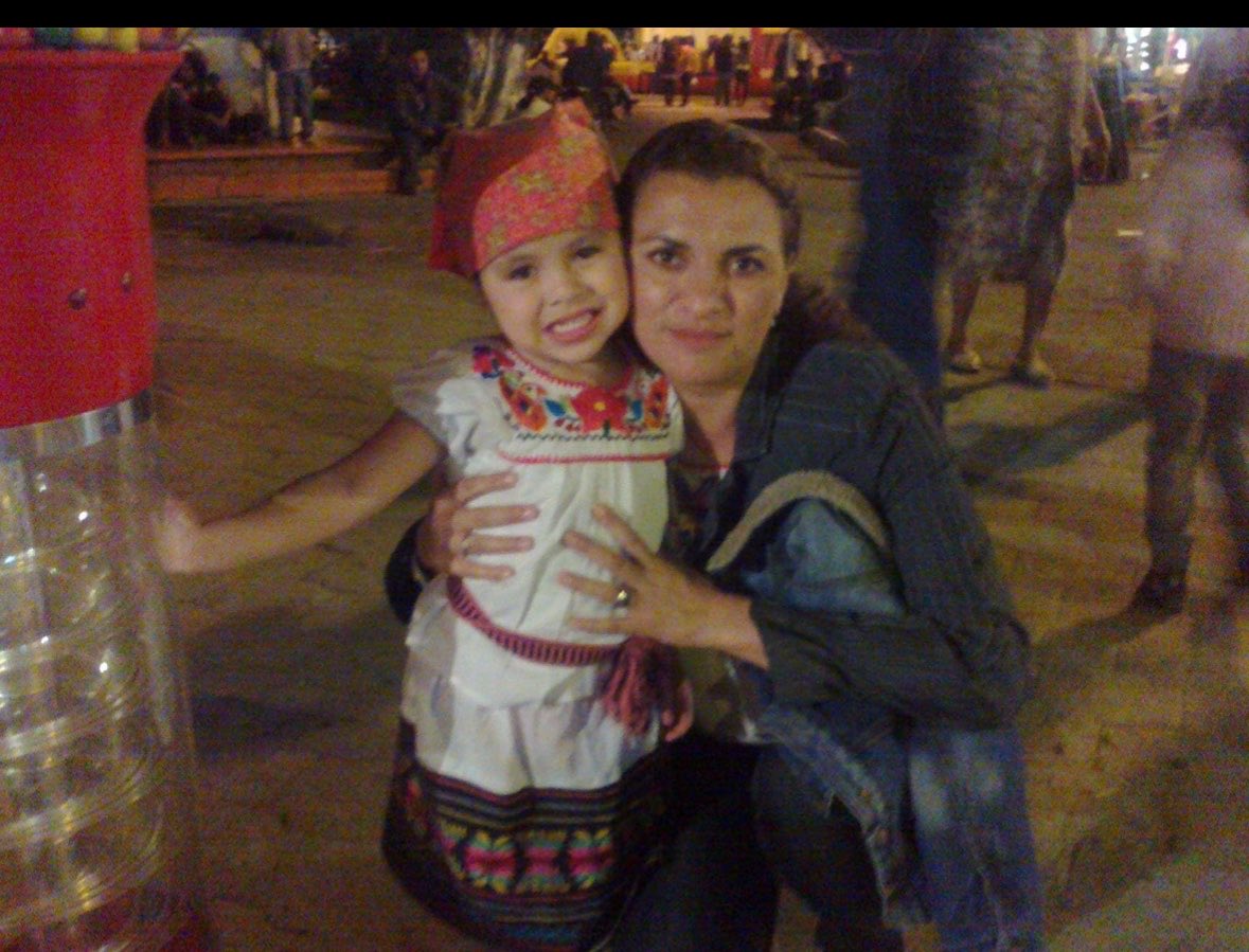sofiruiz28's tweet photo. Sé que tanto tú como yo no estamos bien pero siempre estaremos unidas mamita bella, te amo tanto y extraño ver películas abrazadas aunque te duermas jaja, nunca me faltes no sé qué haría sin ti 🤍 https://t.co/NUDpNggDFG