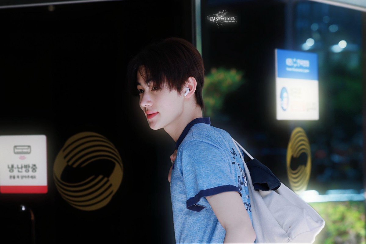 Sean1019d's tweet photo. Seonghyeon masters both stage performance and MC hosting, EOMUSE blooms from his confident energy, EOMSEAN marks his new career high, EOMPACT surprises countless spectators.
MC EOM TAKES OVER

#SEONGHYEONonAir
#ソンヒョン大活躍
#SEONGHYEON #성현 https://t.co/ZlPkmoJSkn