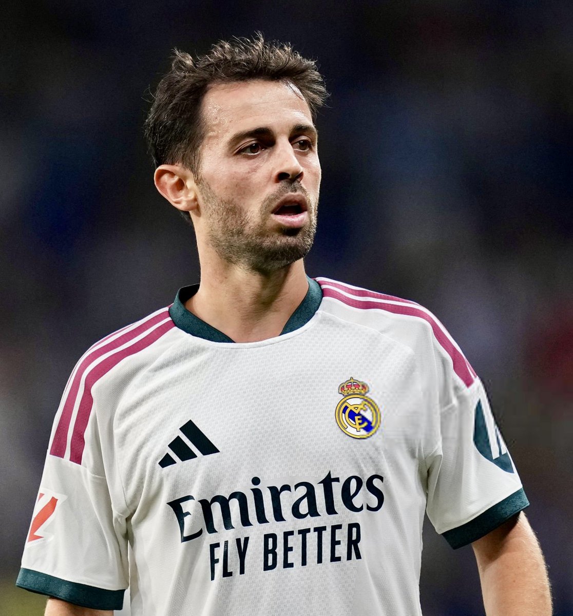RMadrid_actu's tweet photo. 🚨 Le retour de Bernardo Silva dans le 11 du Real Madrid signifie qu'il faudrait mettre SUR LE BANC l'un de Tchouaméni ou Fede Valverde. ✅

❌ Le problème : les 2 sont vus comme presque INTOUCHABLES.

@diarioas https://t.co/DpoFJceM5f