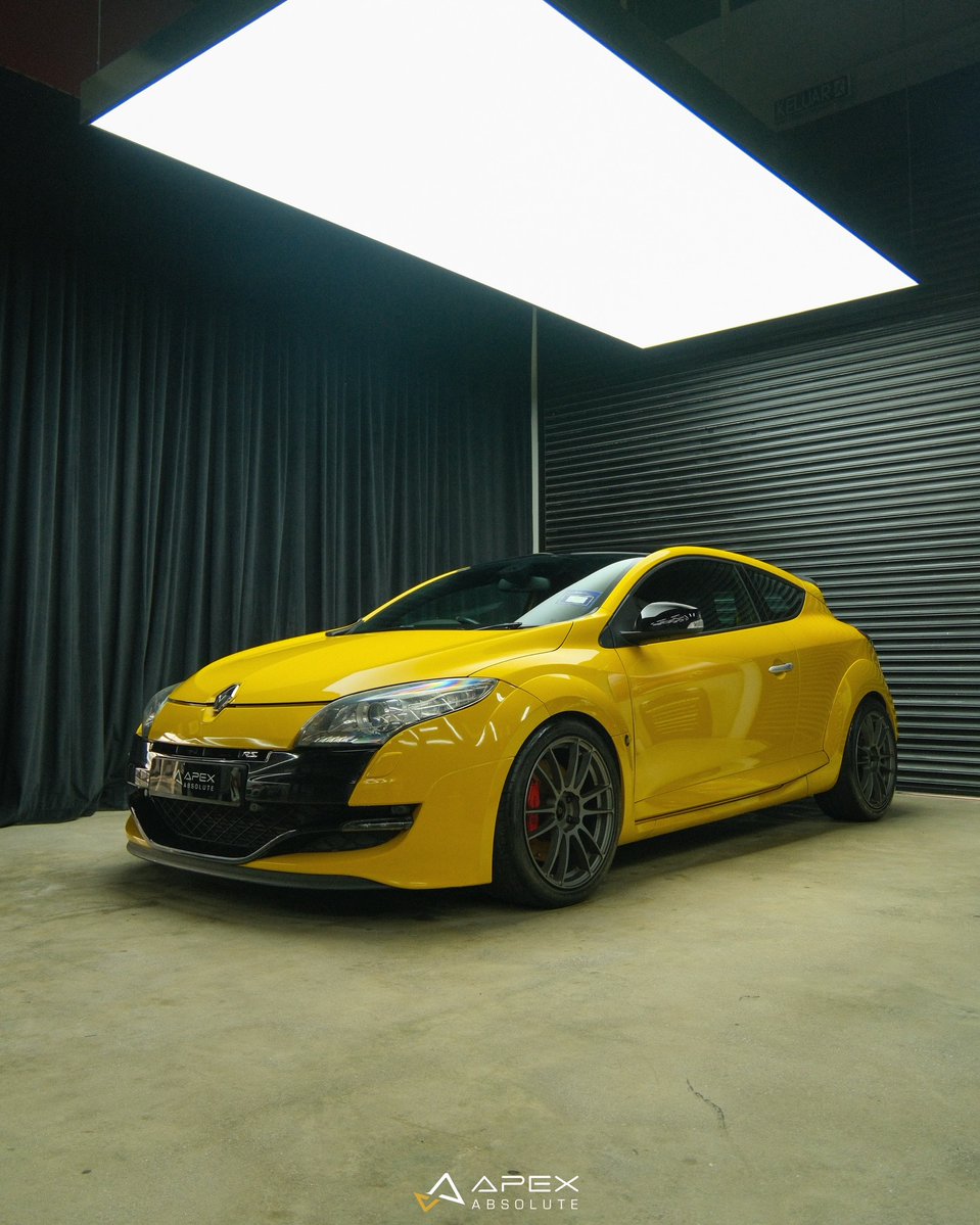 2009Gilberto's tweet photo. Hot hatch, properly refreshed. This Megane RS250 received Level 3 Cleaning and Level 2 Polishing, restoring a crisp finish inside and out. Clean cabin, corrected paint, and shine to match its performance. https://t.co/xuASXdD63o