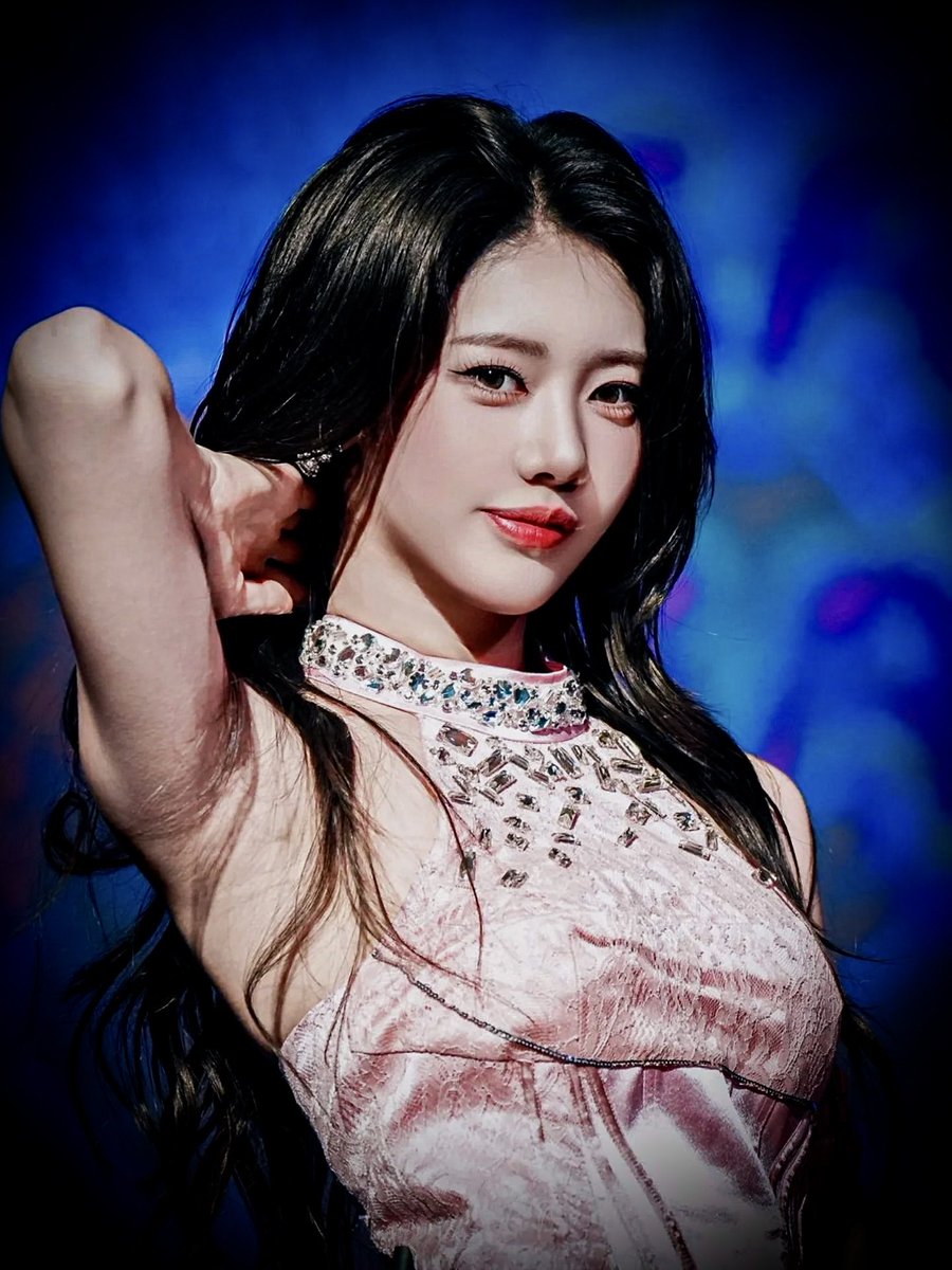 KpopCurator's tweet photo. Rora shining on the Macau stage. ✨🔥
Elegant, confident, and bringing her own kind of energy to every moment. 🤍
A performance worth remembering. 👀
❤️ Like • 💬 Comment • 🔁 Repost
#RORA #BABYMONSTER #CHOOM #Macau #TheKpopCurator https://t.co/9dA0y3byZm
