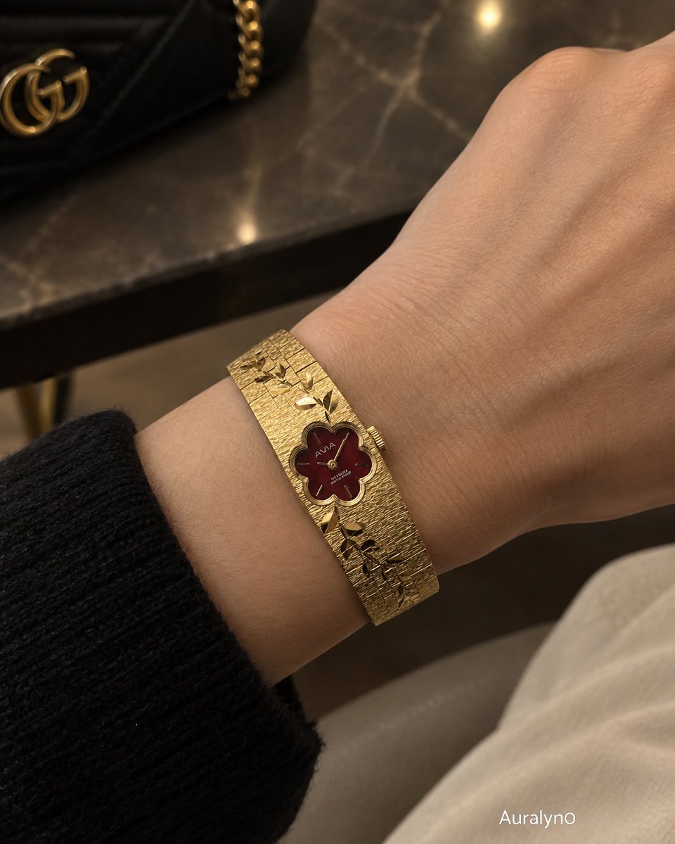 Auralyn0's tweet photo. Avia Palace Decor Manual Winding Vintage Watch https://t.co/8Xiwsil7k5