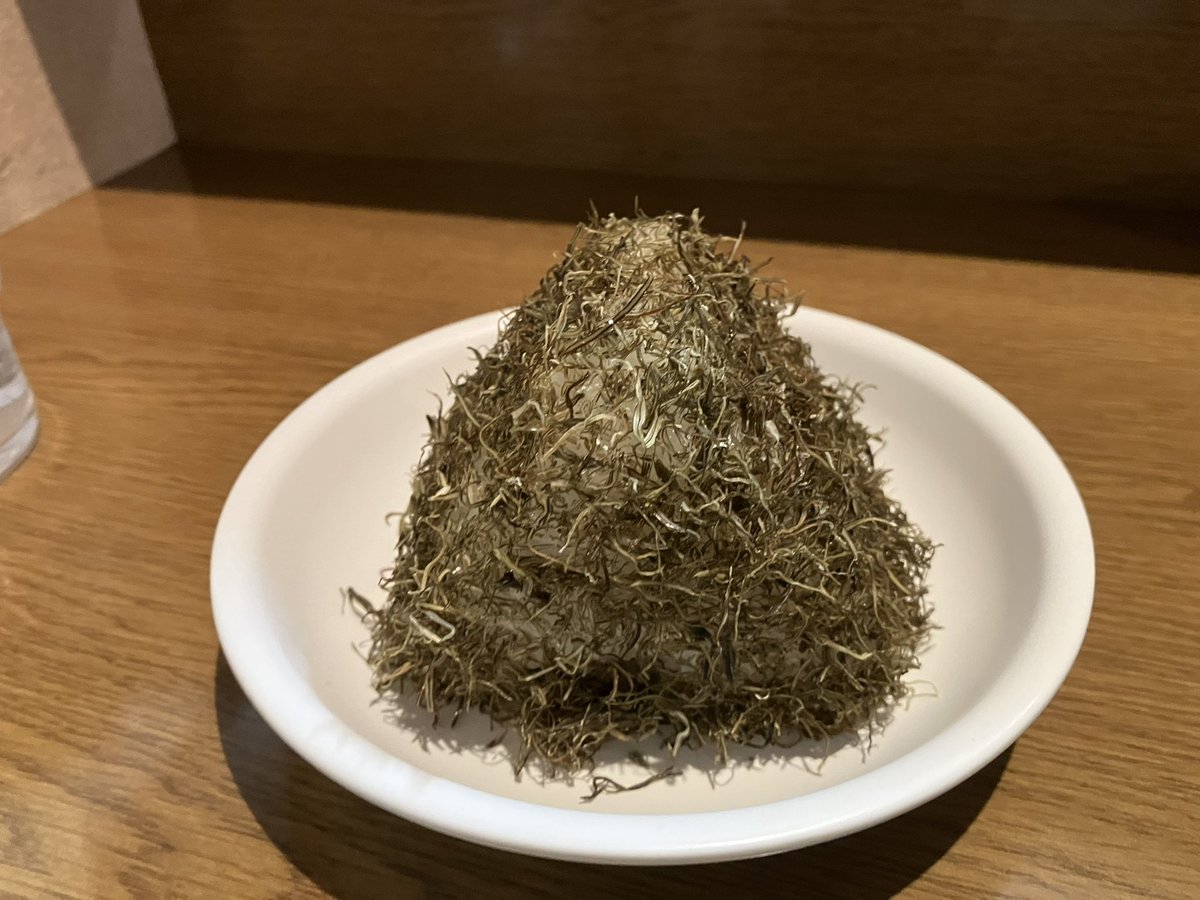 MoonSkeith's tweet photo. 今日の昼は富山市婦中町にあるだゐちさんで中華そばDRY(濃いめ)大盛りと昆布おにぎり(梅)で。ようやく来れたけど好きな味でおいしかったな。チャーシューは濃いめな味付けだしチャーシューめんにしなくても満足できるし次はDRYじゃなく普通の方も食べてみたい。 https://t.co/gLp9AFYEbE