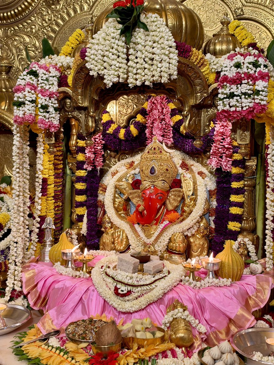 imbhandarkar's tweet photo. Today Siddhivinayak temple  Darshan. 💐 🙏 गणपति बप्पा मोरिया. 🙏 https://t.co/plPNf9VKp1
