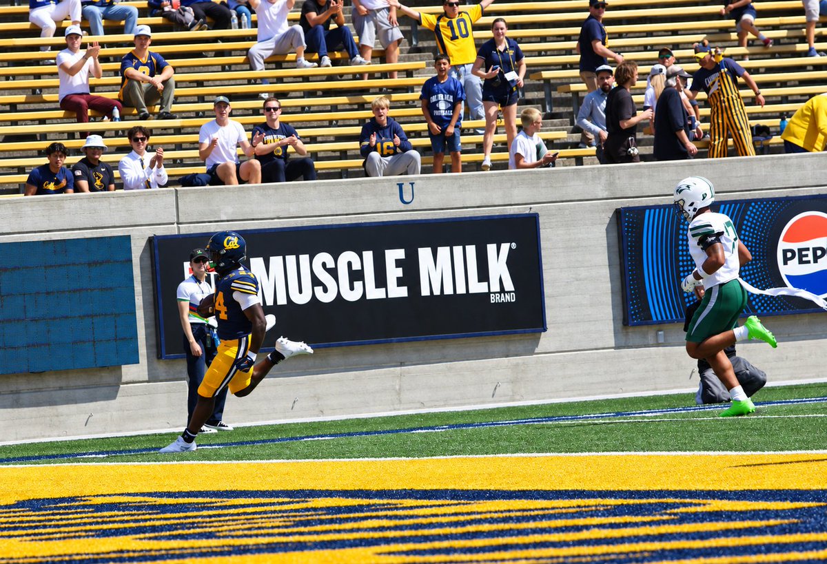 RepmaxMedia's tweet photo. Shot Cal 49, Wagner 7 from the sideline Saturday. Four drives, 4 touchdowns, 0 punts. Kingston Lopa: 5 INTs in 3 games, most in FBS. Clemson Friday night in Berkeley. Photos👇 #GoBears @CalFootball @calfootballpr @RepMax_io @theRecruitRumor https://t.co/NxFLSpySvF