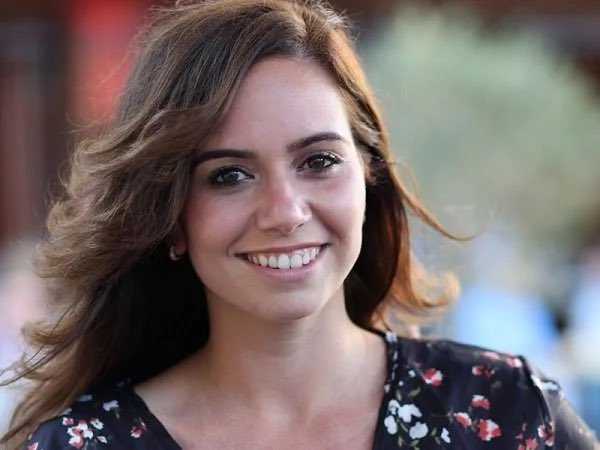 Guigz75116's tweet photo. Sarah Knafo n’est pas « une » voix de plus à droite. Elle est le maillon que tout le monde cherche depuis des années sans oser le nommer.

Elle vient de Reconquête mais parle aux électeurs RN sans les mépriser. Elle débat avec Lisnard sans le traiter de notable mou. Elle se fait inviter par Louis Sarkozy à Menton et accueillir par le maire de Cannes le lendemain, et le public mixte LR, RN, Nouvelle Énergie et anciens abstentionnistes remplit la salle. 

Ce n’est pas du marketing. C’est le seul endroit où les différentes droites se parlent encore sans se vomir dessus.

Le problème de la droite française n’est plus idéologique, il est sociologique et psychologique. 
Les uns ont le peuple mais plus le crédit économique. Les autres ont le crédit économique mais plus le peuple. Les derniers ont le local et l’expérience mais plus l’audace. 

Knafo est la seule qui traverse ces trois cercles sans avoir l’air de trahir aucun. Magistrat, libérale sur les impôts et les charges, souverainiste sur l’immigration et l’État, assez jeune pour ne pas sentir le reliquat des années 2000.

Ceux qui crient déjà à la « récupération » ou à « l’opération commando » feraient mieux de regarder les files d’attente. 

Quand 2 000 personnes viennent un samedi à Cannes écouter quelqu’un qui n’est ni Bardella ni Retailleau ni Zemmour en personne, ce n’est plus une anecdote. C’est un signal.

L’union des droites ne se fera pas par un deal d’états-majors à 3 heures du matin. 

Elle se fera par quelqu’un capable de parler à tous les électorats en même temps sans les diluer. 

Pour l’instant, c’est elle, le reste, c’est du bruit de fond.