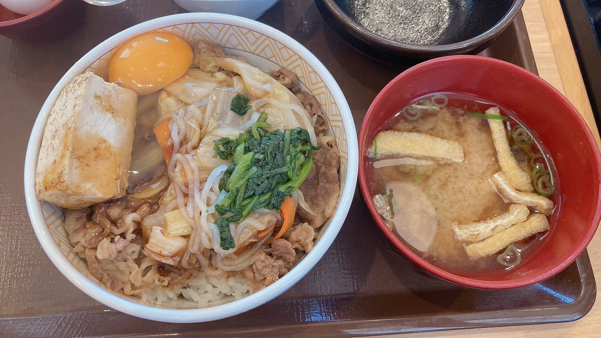 beniomilk's tweet photo. すき家さん🐮🍚
月見すきやき牛丼🌕
発売前からずっと食べたかったやつ！🤤頂きました🫶🏻💞
バカうめぇぞ、まι"で皆食った方がいい。
連れは旨辛頼んでシェアしたけど、旨辛はコチュジャンでビビンバ風どっちも大優勝🏆本当に美味かった💕また食べたい(焼き芋シェイクも頼んだから後で📷載せる🍠) https://t.co/7B5ysSKTiR